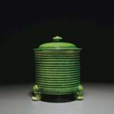 A RARE RIBBED GREEN-GLAZED POTTERY TRIPOD CENSER AND A COVER... - фото 1