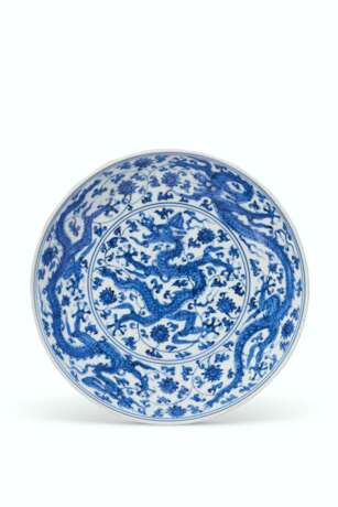 A BLUE AND WHITE 'DRAGON' DISH - фото 1