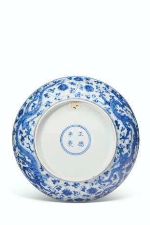 A BLUE AND WHITE 'DRAGON' DISH - photo 2