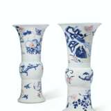 TWO COPPER-RED AND CELADON-DECORATED CARVED BLUE AND WHITE B... - Foto 1