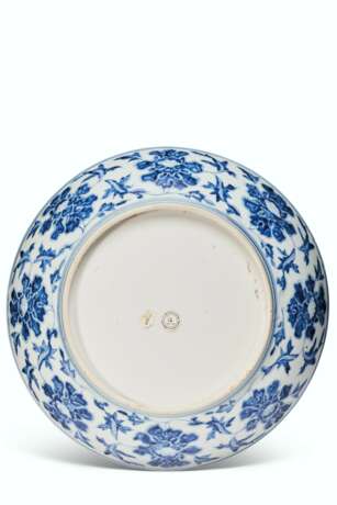 A LARGE BLUE AND WHITE DISH - photo 2