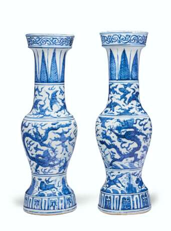 A PAIR OF BLUE AND WHITE TEMPLE VASES - Foto 1