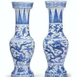 A PAIR OF BLUE AND WHITE TEMPLE VASES - фото 1