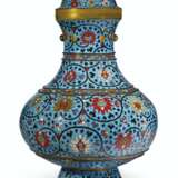 A LARGE CLOISONNÉ ENAMEL HU-FORM VASE AND COVER - фото 1