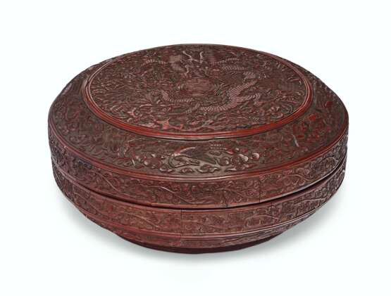 A RED LACQUER 'DRAGON' BOX AND COVER - Foto 1