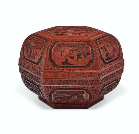 A FINELY CARVED HEXAGONAL THREE-COLOR LACQUER BOX AND COVER ... - фото 1