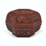 A FINELY CARVED HEXAGONAL THREE-COLOR LACQUER BOX AND COVER ... - Foto 1