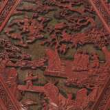 A FINELY CARVED HEXAGONAL THREE-COLOR LACQUER BOX AND COVER ... - фото 2