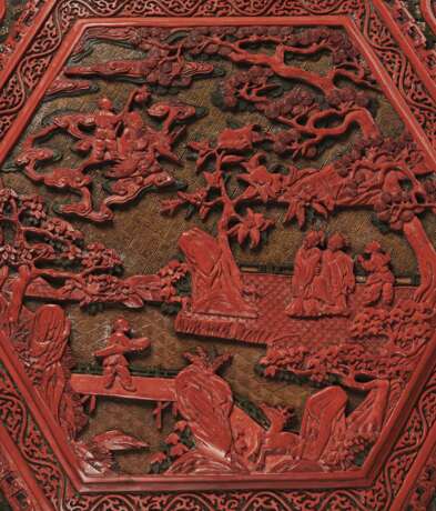A FINELY CARVED HEXAGONAL THREE-COLOR LACQUER BOX AND COVER ... - photo 2