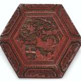 A FINELY CARVED HEXAGONAL THREE-COLOR LACQUER BOX AND COVER ... - photo 3
