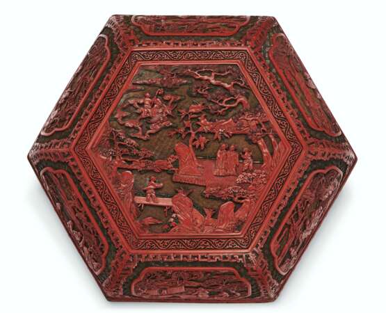 A FINELY CARVED HEXAGONAL THREE-COLOR LACQUER BOX AND COVER ... - фото 3