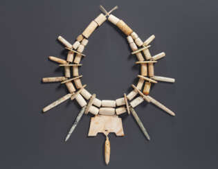 A BUFF AND IVORY-COLORED JADE NECKLACE