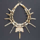 A BUFF AND IVORY-COLORED JADE NECKLACE - Foto 1