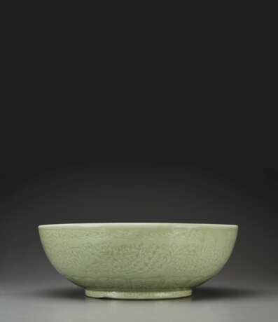 A VERY RARE LARGE LONGQUAN CELADON CARVED BOWL - photo 1