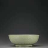 A VERY RARE LARGE LONGQUAN CELADON CARVED BOWL - фото 2