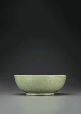 A VERY RARE LARGE LONGQUAN CELADON CARVED BOWL - фото 2