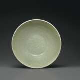 A VERY RARE LARGE LONGQUAN CELADON CARVED BOWL - фото 3