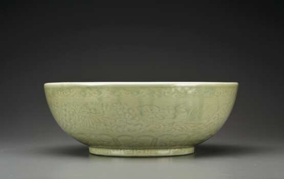 A VERY RARE LARGE LONGQUAN CELADON CARVED BOWL - photo 4