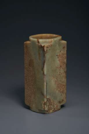 A LARGE GREY AND MOTTLED BROWN JADE CONG - Foto 2