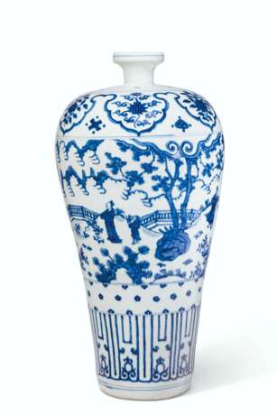 A VERY LARGE BLUE AND WHITE VASE, MEIPING - фото 1