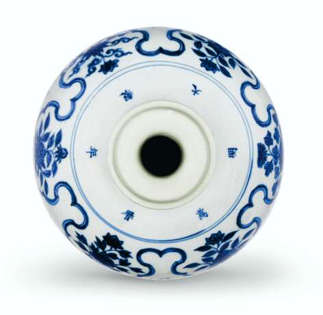 A VERY LARGE BLUE AND WHITE VASE, MEIPING - photo 2