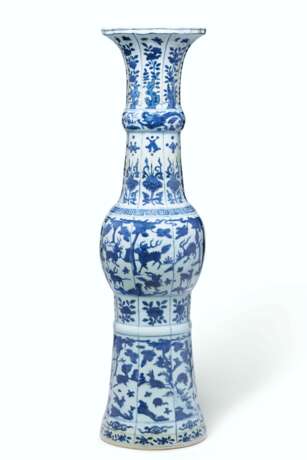A VERY LARGE BLUE AND WHITE LOBED TEMPLE VASE - фото 1