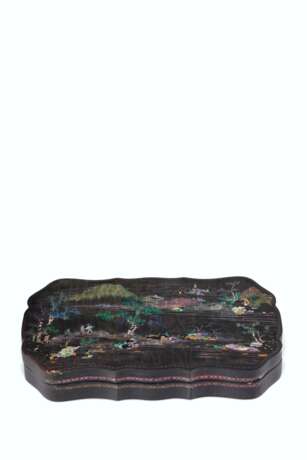 AN UNUSUAL MOTHER-OF-PEARL-INLAID BLACK LACQUER SHALLOW BOX ... - фото 1