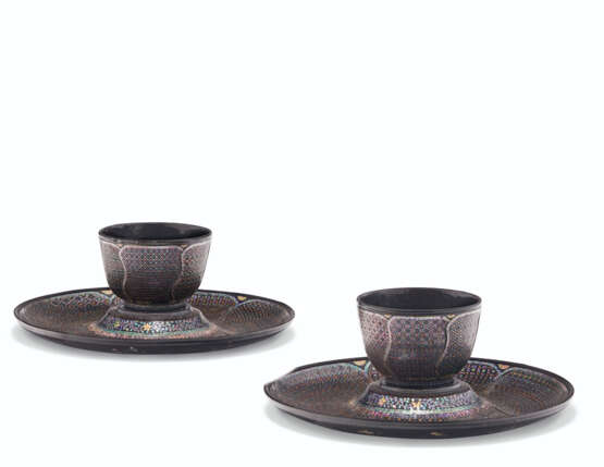 A RARE PAIR OF MOTHER-OF-PEARL-INLAID BLACK LACQUER CUPS AND... - Foto 1