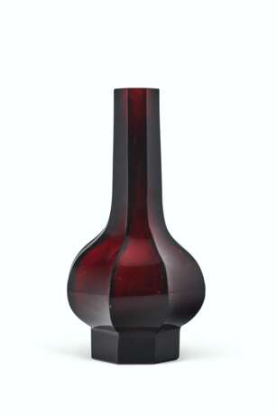 A TRANSLUCENT GARNET-RED GLASS FACETED VASE - фото 1