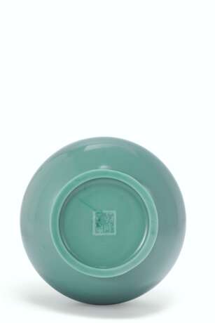 AN OPAQUE TURQUOISE GLASS BOTTLE VASE - фото 2