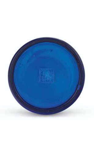 A TRANSLUCENT SAPPHIRE-BLUE GLASS 'MALLET' VASE - photo 2