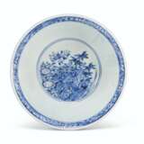 A FINELY DECORATED BLUE AND WHITE BOWL - Foto 2