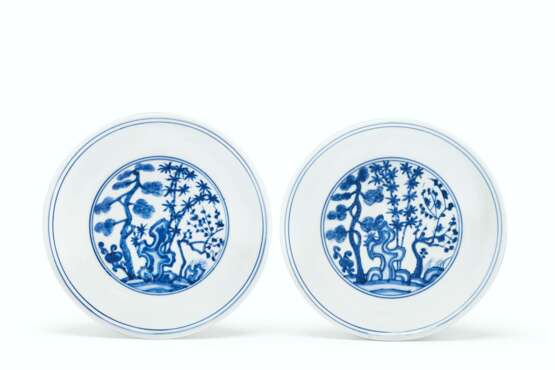 A PAIR OF BLUE AND WHITE 'THREE FRIENDS OF WINTER' DISHES - Foto 1