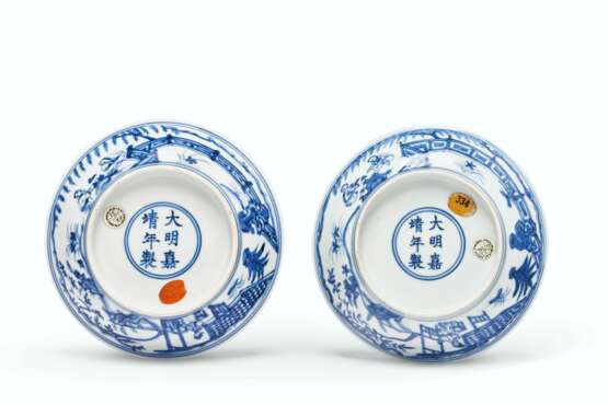 A PAIR OF BLUE AND WHITE 'THREE FRIENDS OF WINTER' DISHES - фото 2