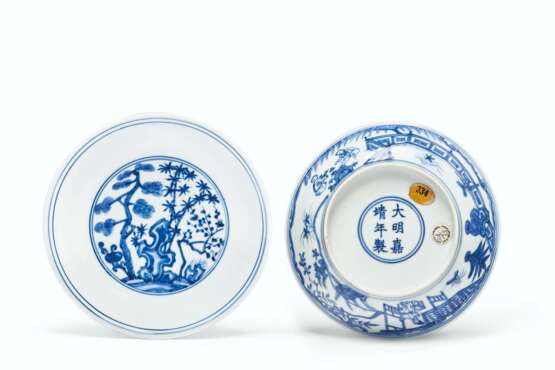 A PAIR OF BLUE AND WHITE 'THREE FRIENDS OF WINTER' DISHES - photo 3