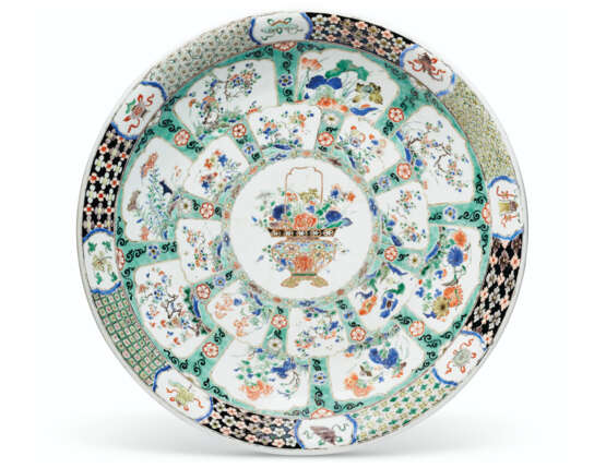 A LARGE FAMILLE VERTE, FAMILLE NOIRE AND GILT-DECORATED DISH... - фото 1