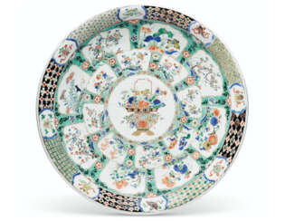 A LARGE FAMILLE VERTE, FAMILLE NOIRE AND GILT-DECORATED DISH...