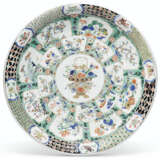 A LARGE FAMILLE VERTE, FAMILLE NOIRE AND GILT-DECORATED DISH... - Foto 1
