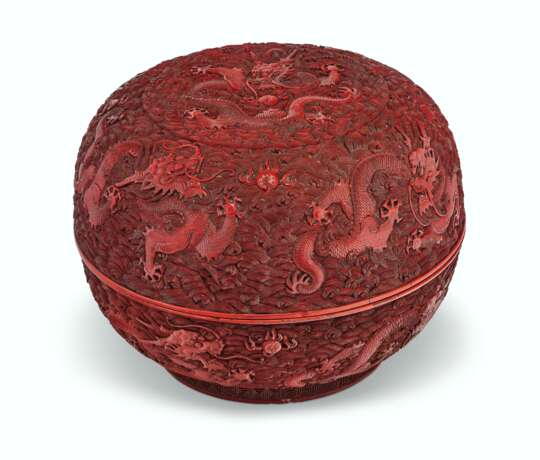 A CARVED CIRCULAR RED LACQUER 'NINE DRAGONS' BOX AND COVER - Foto 2