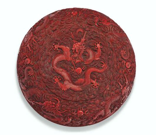 A CARVED CIRCULAR RED LACQUER 'NINE DRAGONS' BOX AND COVER - Foto 3