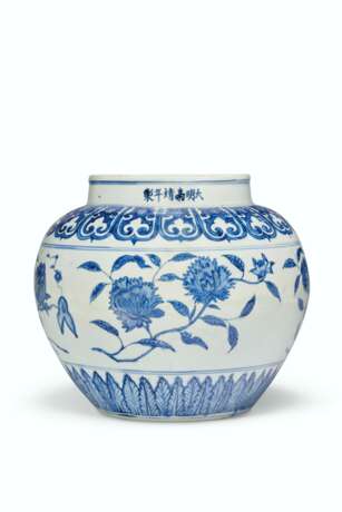 A RARE BLUE AND WHITE OVOID JAR - Foto 1