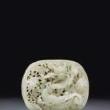 A FINELY CARVED WHITE JADE 'DRAGON' PLAQUE - photo 2