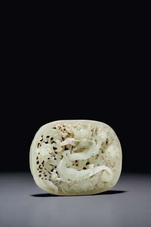 A FINELY CARVED WHITE JADE 'DRAGON' PLAQUE - photo 2
