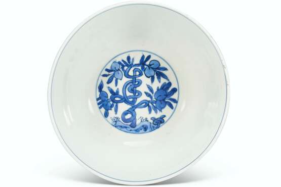 A BLUE AND WHITE BOWL - Foto 2