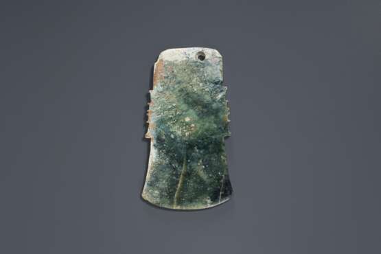 A MOTTLED GREEN AND OPAQUE IVORY-COLORED JADE AXE - Foto 1
