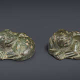 A PAIR OF BRONZE COILED TIGER-FORM WEIGHTS - фото 1
