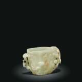 A FINELY CARVED GREENISH-YELLOW JADE CUP - Foto 1