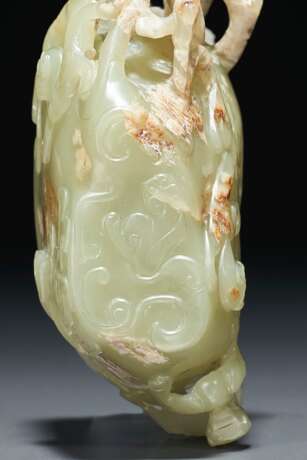 A FINELY CARVED GREENISH-YELLOW JADE CUP - фото 2