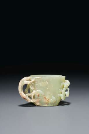 A FINELY CARVED GREENISH-YELLOW JADE CUP - photo 3