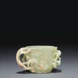 A FINELY CARVED GREENISH-YELLOW JADE CUP - фото 3